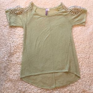 Boutique cold shoulder top - M